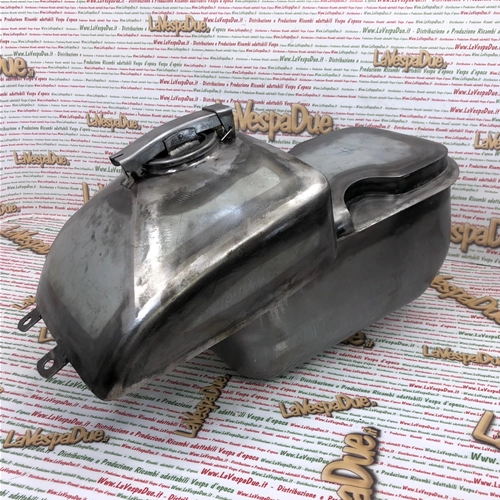 Réservoir d'essence 9 litres pour Vespa 125 6 Sei Giorni et Sport, également compatible avec les Vespa 125 et 150 (1952-1955) VM1T, VM2T, VU1T et VL1T. Fabriqué artisanalement par Struzzo Hoffmann.