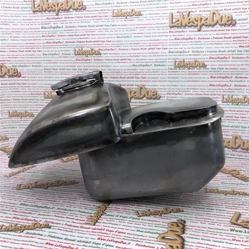 Réservoir d'essence 9 litres pour Vespa 125 6 Sei Giorni et Sport, également compatible avec les Vespa 125 et 150 (1952-1955) VM1T, VM2T, VU1T et VL1T. Fabriqué artisanalement par Struzzo Hoffmann.