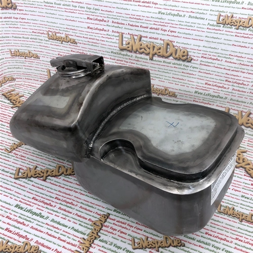 Réservoir d'essence 9 litres pour Vespa 125 6 Sei Giorni et Sport, également compatible avec les Vespa 125 et 150 (1952-1955) VM1T, VM2T, VU1T et VL1T. Fabriqué artisanalement par Struzzo Hoffmann.