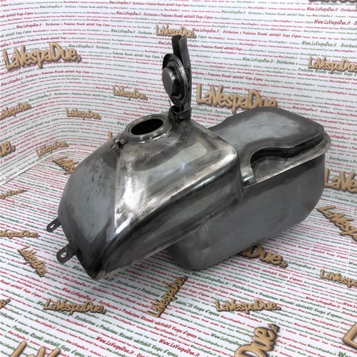 Réservoir d'essence 9 litres pour Vespa 125 6 Sei Giorni et Sport, également compatible avec les Vespa 125 et 150 (1952-1955) VM1T, VM2T, VU1T et VL1T. Fabriqué artisanalement par Struzzo Hoffmann.