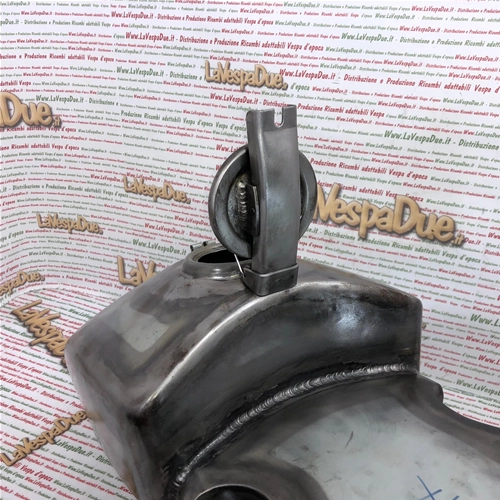 Réservoir d'essence 9 litres pour Vespa 125 6 Sei Giorni et Sport, également compatible avec les Vespa 125 et 150 (1952-1955) VM1T, VM2T, VU1T et VL1T. Fabriqué artisanalement par Struzzo Hoffmann.