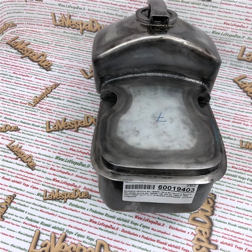 Réservoir d'essence 9 litres pour Vespa 125 6 Sei Giorni et Sport, également compatible avec les Vespa 125 et 150 (1952-1955) VM1T, VM2T, VU1T et VL1T. Fabriqué artisanalement par Struzzo Hoffmann.
