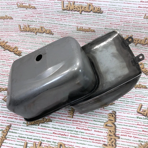 Réservoir d'essence 9 litres pour Vespa 125 6 Sei Giorni et Sport, également compatible avec les Vespa 125 et 150 (1952-1955) VM1T, VM2T, VU1T et VL1T. Fabriqué artisanalement par Struzzo Hoffmann.