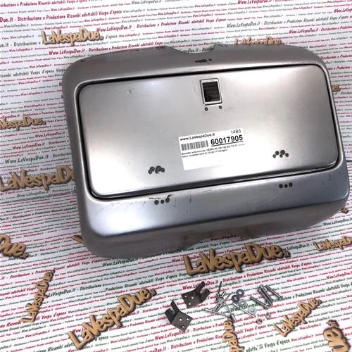 Tapa frontal para VESPA 80 125 150 200 PE PX primera serie, completa con tornillos de fijación.