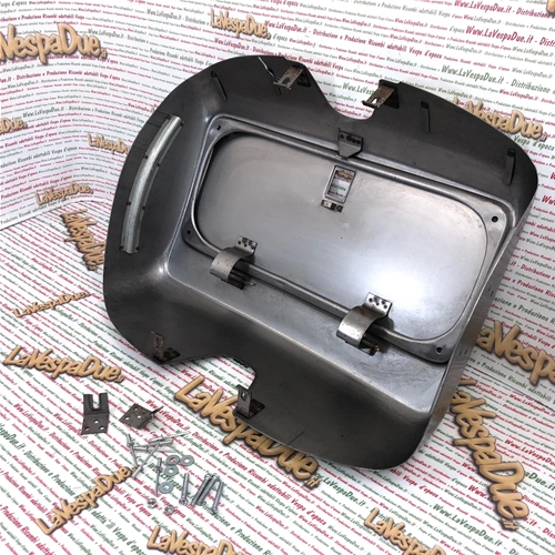 Tapa frontal para VESPA 80 125 150 200 PE PX primera serie, completa con tornillos de fijación.
