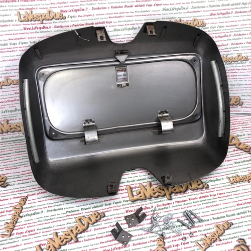 Tapa frontal para VESPA 80 125 150 200 PE PX primera serie, completa con tornillos de fijación.