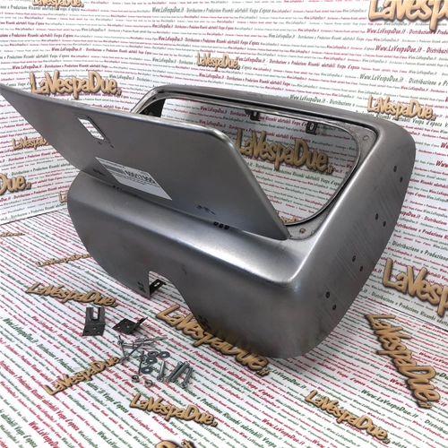 Tapa frontal para VESPA 80 125 150 200 PE PX primera serie, completa con tornillos de fijación.