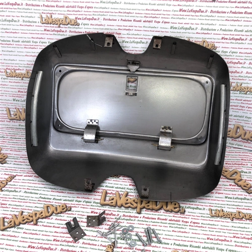 Tapa frontal para VESPA 80 125 150 200 PE PX primera serie, completa con tornillos de fijación.