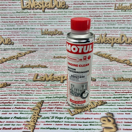 El aditivo MOTUL ENGINE CLEAN AUTO para motores diésel y gasolina limpia eficazmente la suciedad y los depósitos que se forman en el motor. 300 ml.
