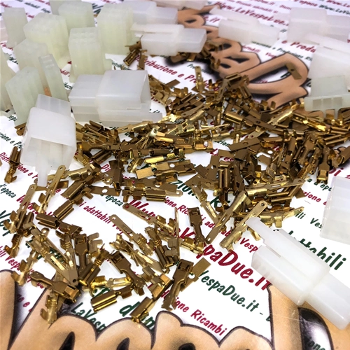 Jeu de 15 supports de connecteurs électriques type 110 ml à 2, 3, 4, 6 et 9 broches, avec connecteurs et caoutchoucs, pour diverses applications et modifications du système électrique des Vespa Ape et Lambretta.