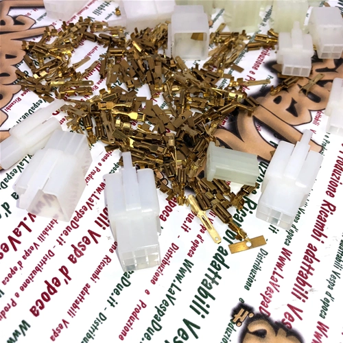 Jeu de 15 supports de connecteurs électriques type 110 ml à 2, 3, 4, 6 et 9 broches, avec connecteurs et caoutchoucs, pour diverses applications et modifications du système électrique des Vespa Ape et Lambretta.