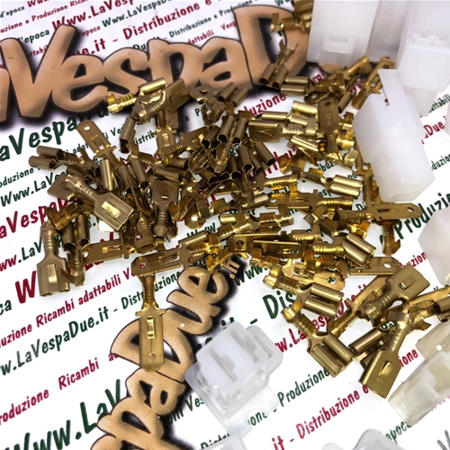 Jeu de 15 supports de connecteurs électriques type 6,3 mm à 2, 3, 4, 6 et 9 broches, avec connecteurs et caoutchoucs, pour diverses applications et modifications du système électrique des Vespa Ape et Lambretta.