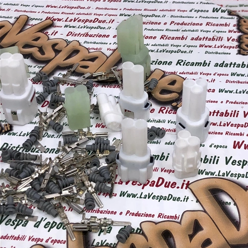 Jeu de 4 supports de connecteurs électriques type 090 à 2, 3, 4 et 6 broches, avec connecteurs et caoutchoucs, pour diverses applications et modifications du système électrique des Vespa Ape et Lambretta.