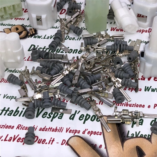 Jeu de 4 supports de connecteurs électriques type 090 à 2, 3, 4 et 6 broches, avec connecteurs et caoutchoucs, pour diverses applications et modifications du système électrique des Vespa Ape et Lambretta.