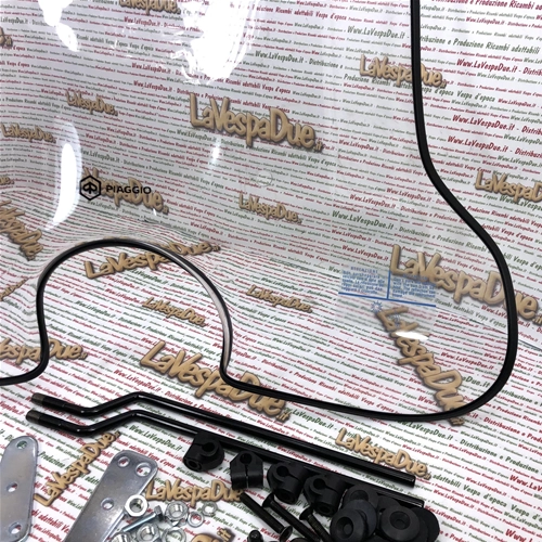 Kit completo de lámina para parabrisas con soportes de montaje. Original Piaggio para VESPA 80 125 150 200 PX PE desde 1978 en adelante. Referencias: 445828, 445713 y 445833.