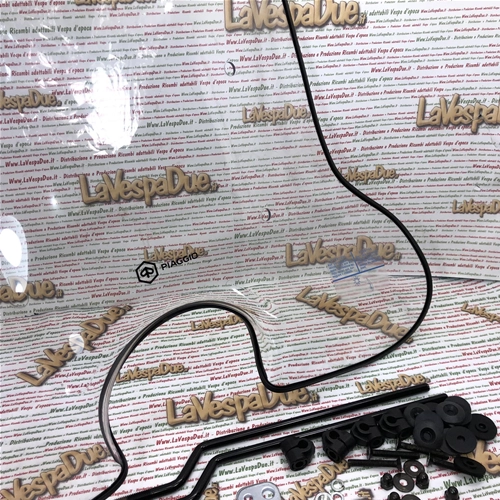 Kit completo de lámina para parabrisas con soportes de montaje. Original Piaggio para VESPA 80 125 150 200 PX PE desde 1978 en adelante. Referencias: 445828, 445713 y 445833.