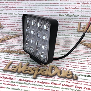 Projecteur carré additionnel universel IP67 10/30 V 48 W avec 16 LED couleur 6000 K et lentille en polycarbonate pour applications sur bouclier et arceau de sécurité