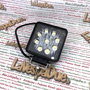 Projecteur carré additionnel universel IP67 10/30 V 27 W avec 9 LED 2090 lumens, température de couleur 6000 K, lentille en polycarbonate pour applications sur bouclier et arceau de sécurité