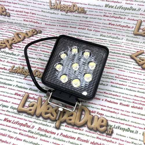 Projecteur carré additionnel universel IP67 10/30 V 27 W avec 9 LED 2090 lumens, température de couleur 6000 K, lentille en polycarbonate pour applications sur bouclier et arceau de sécurité