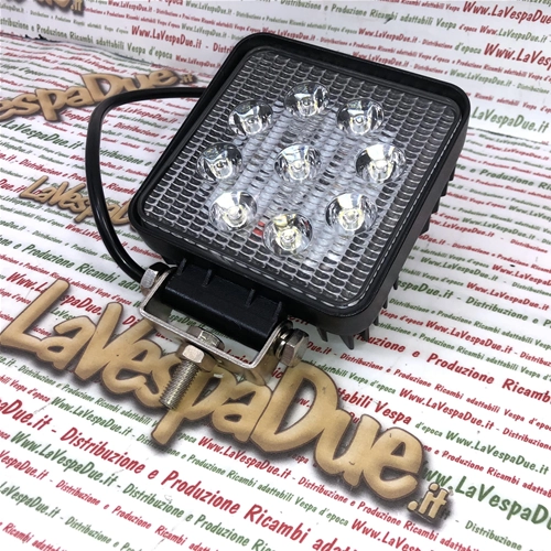 Projecteur carré additionnel universel IP67 10/30 V 27 W avec 9 LED 2090 lumens, température de couleur 6000 K, lentille en polycarbonate pour applications sur bouclier et arceau de sécurité