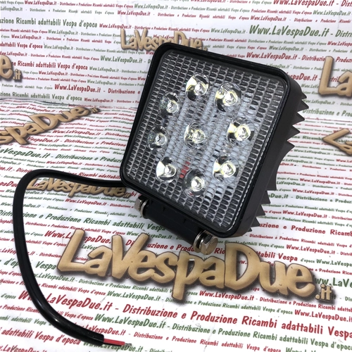 Projecteur carré additionnel universel IP67 10/30 V 27 W avec 9 LED 2090 lumens, température de couleur 6000 K, lentille en polycarbonate pour applications sur bouclier et arceau de sécurité