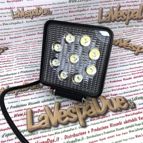 Projecteur carré additionnel universel IP67 10/30 V 27 W avec 9 LED 2090 lumens, température de couleur 6000 K, lentille en polycarbonate pour applications sur bouclier et arceau de sécurité