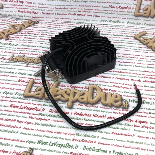 Projecteur carré additionnel universel IP67 10/30 V 27 W avec 9 LED 2090 lumens, température de couleur 6000 K, lentille en polycarbonate pour applications sur bouclier et arceau de sécurité