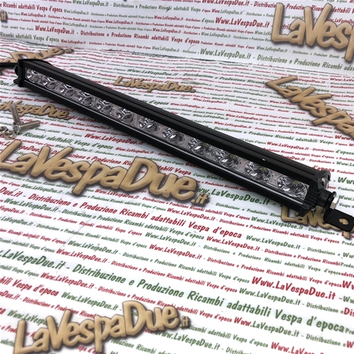Barre lumineuse LED additionnelle universelle de 33 cm de long, IP67, 10/30 V, 36 W, avec 12 LED et lentille en polycarbonate, pour applications sur pare-brise et arceau de sécurité.