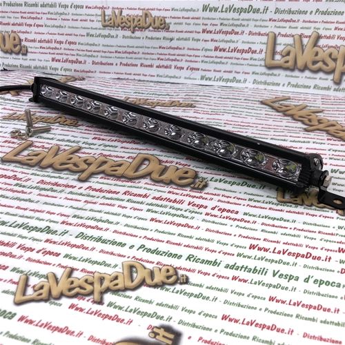 Barre lumineuse LED additionnelle universelle de 33 cm de long, IP67, 10/30 V, 36 W, avec 12 LED et lentille en polycarbonate, pour applications sur pare-brise et arceau de sécurité.