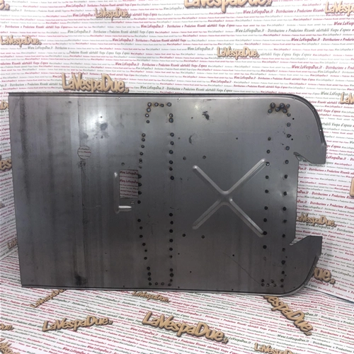 Chapa metálica inferior de 60 cm de largo para estribera de VESPA PX PE ARCOBALENO 125 150 200 con orificios para listones de estribera y pedal de freno redondo.
