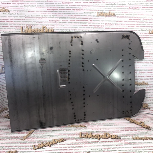Chapa metálica inferior de 60 cm de largo para estribera de VESPA PX PE ARCOBALENO 125 150 200 con orificios para listones de estribera y pedal de freno redondo.