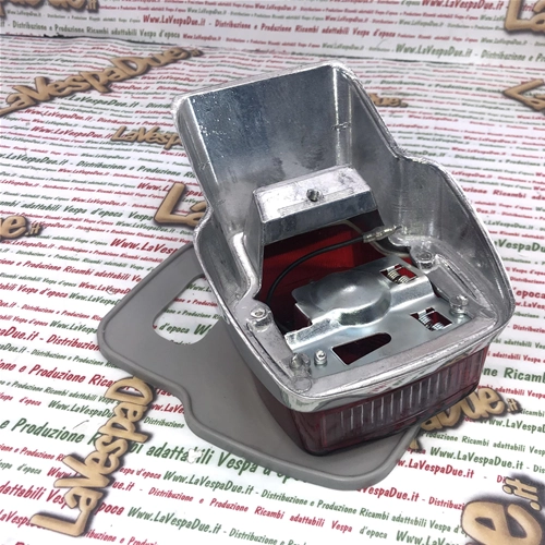 Rear brake light in polished chromed aluminum with bulb for VESPA 50 90 125 SS R VMA1T PRIMAVERA