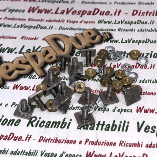 Jeu de 14 vis pour la fixation des garnitures sur le garde-boue et les panneaux latéraux des modèles Vespa 125 VNB VNC VNL Sprint 150 VBB VBC VLA GL VLB 160 GS 180 SS