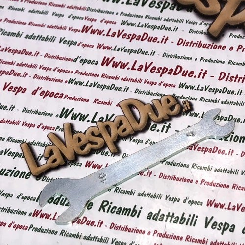 Clé plate double de 7 et 10 mm avec traitement de zingage et ouverture inclinée à 15° pour VESPA 50, 90, 125, 150, 160, 180 et 200 (tous modèles).