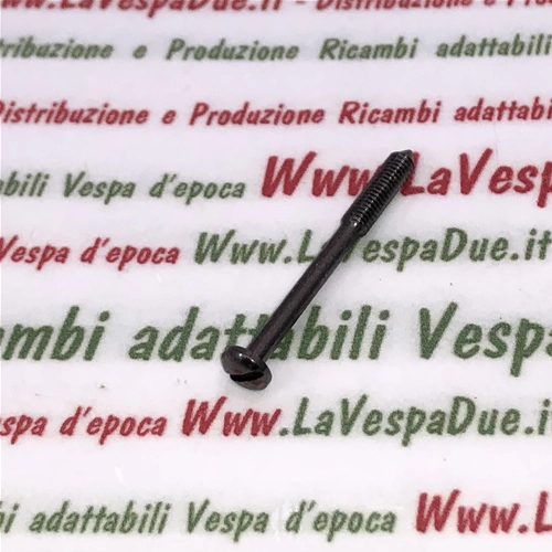 Vis 3 mm x 30 mm pour la fixation du feu stop arrière des Vespa 50, 90, 125, NLR, VNB6, Sprint, VNC1, VBC1 et SUPER. Tête semi-arrondie avec fente pour diverses applications.