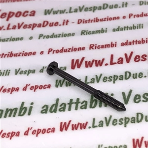 Vis 3 mm x 30 mm pour la fixation du feu stop arrière des Vespa 50, 90, 125, NLR, VNB6, Sprint, VNC1, VBC1 et SUPER. Tête semi-arrondie avec fente pour diverses applications.