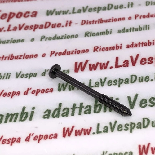 Vis 3 mm x 30 mm pour la fixation du feu stop arrière des Vespa 50, 90, 125, NLR, VNB6, Sprint, VNC1, VBC1 et SUPER. Tête semi-arrondie avec fente pour diverses applications.