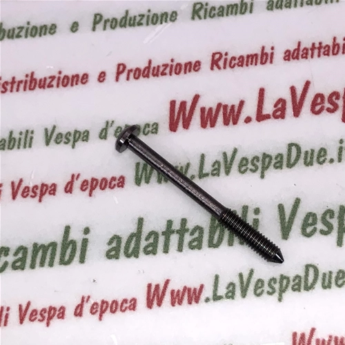 Vis 3 mm x 30 mm pour la fixation du feu stop arrière des Vespa 50, 90, 125, NLR, VNB6, Sprint, VNC1, VBC1 et SUPER. Tête semi-arrondie avec fente pour diverses applications.