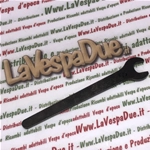 Llave plana simple de 8 mm con tratamiento bruñido y boca inclinada de 15° para VESPA 50 90 125 150 160 180 200.