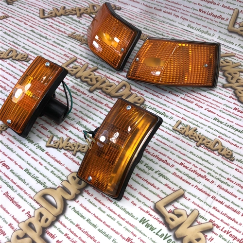 Kit serie 4 frecce arancioni anteriori e posteriori complete di lampade per VESPA 125 150 200 PX PE ARCOBALENO omologate