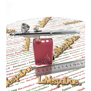 Portable battery-powered airbrush kit with mini compressor, battery charger and USB cable for precise and flawless bodywork touch-ups.