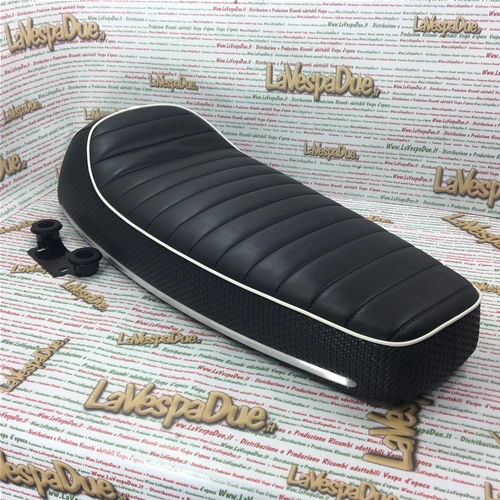 ASIENTO DEPORTIVO, MODELO CORSA, CON ESTRIBERAS LATERALES DE ALUMINIO PARA VESPA PX 125 T5