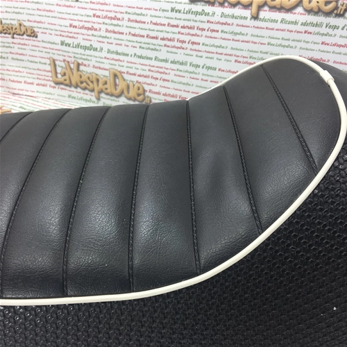 ASIENTO DEPORTIVO, MODELO CORSA, CON ESTRIBERAS LATERALES DE ALUMINIO PARA VESPA PX 125 T5