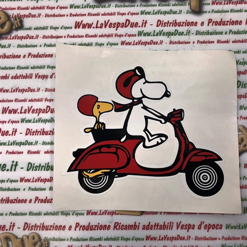 Adesivo rosso " SNOOPY IN VESPA " a destra per VESPA APE LAMBRETTA ecc. .................
