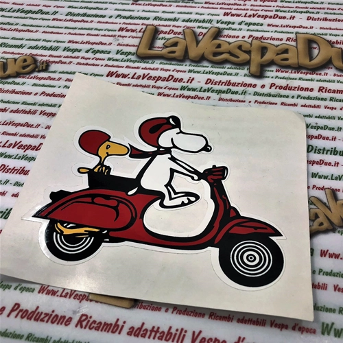 Adesivo rosso " SNOOPY IN VESPA " a destra per VESPA APE LAMBRETTA ecc. .................