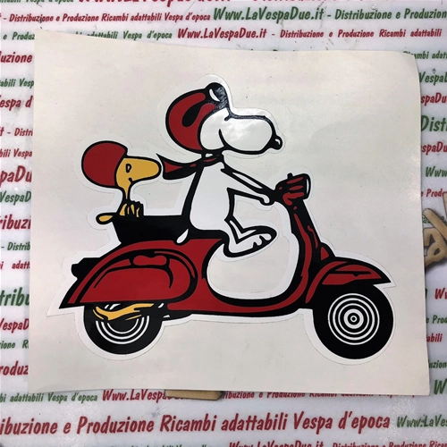 Adesivo rosso " SNOOPY IN VESPA " a destra per VESPA APE LAMBRETTA ecc. .................