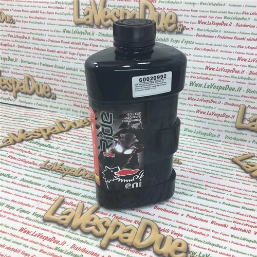 Aceite lubricante sintético ENI i-Ride RACING 2T con fórmula sintética de alta calidad para motores de 2 tiempos, apto para scooters, ciclomotores, Vespa, Ape, Lambretta y diversas motocicletas. Envase de 1 litro.