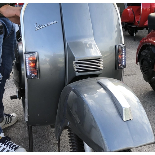 Satz mit 4 vorderen Blinkern mit 9 LEDs und verchromten hinteren Blinkern mit abgedunkelten Gläsern, komplett mit Lampen und vorderen LEDs für VESPA 80 125 150 200 PX PE ARCOBALENO - ZUGELASSENES PRODUKT
