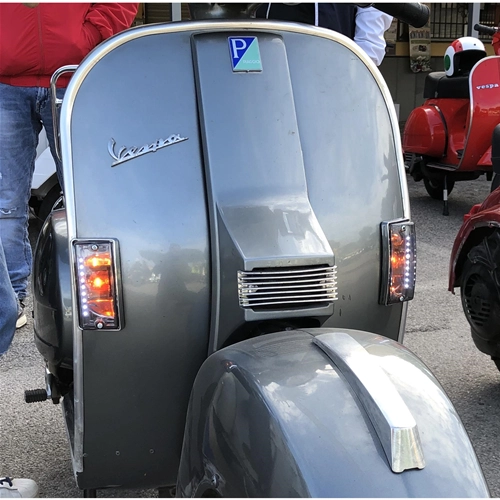 Satz mit 4 vorderen Blinkern mit 9 LEDs und verchromten hinteren Blinkern mit abgedunkelten Gläsern, komplett mit Lampen und vorderen LEDs für VESPA 80 125 150 200 PX PE ARCOBALENO - ZUGELASSENES PRODUKT