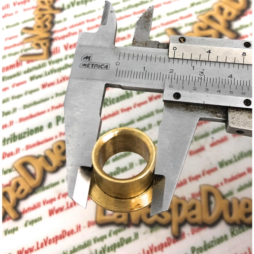 Tornillo completo con casquillo y boquilla de engrase para fijar el travesaño del motor de la VESPA 125 V1T A V15T 1948 (barra del faro bajo).